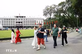 Turistas visitan el Palacio de la Independencia en Ciudad Ho Chi Minh. (Foto: VNA)