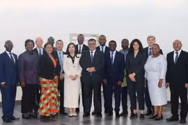 La viceministra vietnamita de Relaciones Exteriores Le Thi Thu Hang y los embajadores extraordinarios plenipotenciarios no residentes (Fuente: VNA)