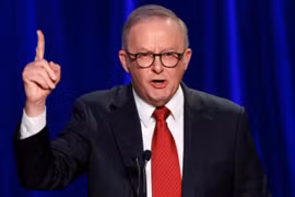 El primer ministro de Australia, Anthony Albanese, pronuncia un discurso en Sídney el 3 de mayo de 2025. (Fuente: Reuters/VNA)