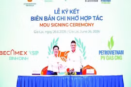 Firma de un Memorando de Entendimiento sobre cooperación entre Becamex VSIP Binh Dinh y CNG Vietnam. (Foto: nhandan.vn)