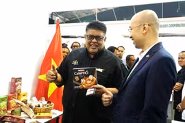 Ngo Quang Hung, primer secretario de la Oficina Comercial de Vietnam en Malasia, presenta el café vietnamita al gobernador de Melaka, Ab Rauf Yusoh. (Fuente: VNA) 