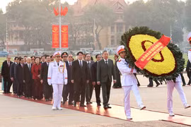Los máximos dirigentes de Vietnam rinden homenaje al Presidente Ho Chi Minh. (Fuente: VNA)