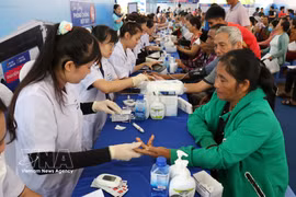 Los residentes del barrio de Dong Gia Nghia participan en revisiones médicas durante un programa gratuito de detección de enfermedades (Foto: VNA)