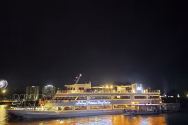 Un crucero lujoso en la bahía de Ha Long (Foto: VNA)