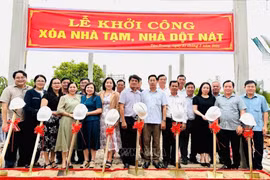 La provincia de Binh Duong ayuda a los hogares pobres del dítrito de Dam Doi en la provincia de Ca Mau a eliminar las viviendas precarias. (Fuente: VNA)