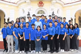 El embajador vietnamita en La Habana, Le Quang Long, y los jóvenes de la UJCHCM en Cuba. (Fuente: VNA)