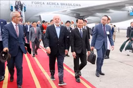El ministro de Agricultura y Medio Ambiente de Vietnam, Do Duc Duy, recibe al presidente de Brasil, Luiz Inácio Lula da Silva en el aeropuerto internacional de Noi Bai en Hanoi. (Fuente: VNA) 