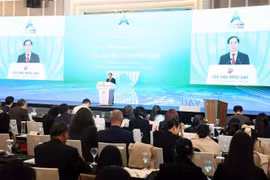 El viceprimer ministro y canciller de Vietnam, Bui Thanh Son, pronuncia el discurso de clausura del AFF 2025. (Fuente: VNA)