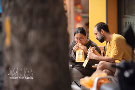 El banh mi vietnamita se ha convertido en un plato imprescindible para los turistas internacionales que exploran la gastronomía de Hanoi. (Foto: VNA)