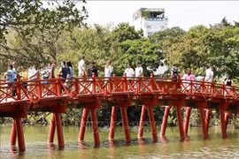 El puente de The Huc en el lago de Hoan Kiem, una belleza única de Hanoi (Fuente: VNA) 