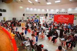 Muchas personas participan en el Festival Xuan Hong 2025 para donar sangre. (Fuente: VNA)