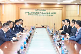 En la sesión de trabajo entre Vu Thi Chan Phuong, presidenta de la Comisión Estatal de Valores de Vietnam y Lim Tuang Lee, subdirector ejecutivo del área de Mercados de Capitales de la Autoridad Monetaria de Singapur. (Foto: CEV) 