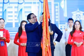 El primer ministro de Vietnam, Pham Minh Chinh, entrega la Orden del Trabajo de primera clase a la Universidad Nacional de Ciudad Ho Chi Minh (Foto: VNA)