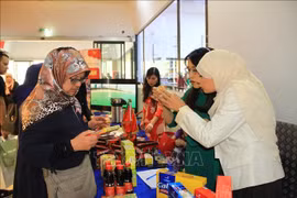 Los consumidores argelinos aprenden sobre productos vietnamitas en el evento. (Fuente: VNA)