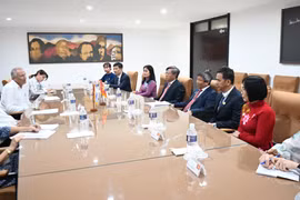 La delegación del Comité del Partido Comunista de Vietnam en la provincia de Dong Nai, se encuentra con Emilio Lozada García, miembro del Comité Central del PCC y Jefe de su Departamento de Relaciones Exteriores. (Fuente: VNA)