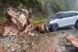 Las intensas lluvias prolongadas provocaron un deslizamiento de tierra que arrojó rocas contra un automóvil en la ladera de Cao Pha, comuna de Muong Bu, provincia de Son La. (Foto: VNA)