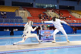 El partido final entre atletas masculinos vietnamitas y filipinos. (Foto: VNA)