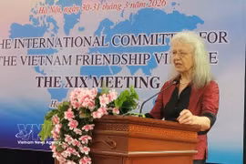 Rosemarie Mizo, presidenta del Comité Internacional y del Comité Nacional de Alemania sobre la Aldea de la Amistad de Vietnam, pronuncia un discurso (Fuente: VNA) 