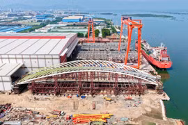 Prueba de carga en fábrica del conjunto formado por el arco principal y la estructura de soporte del puente peatonal sobre el río Saigon, con un peso total de 3.400 toneladas. (Foto: VNA)